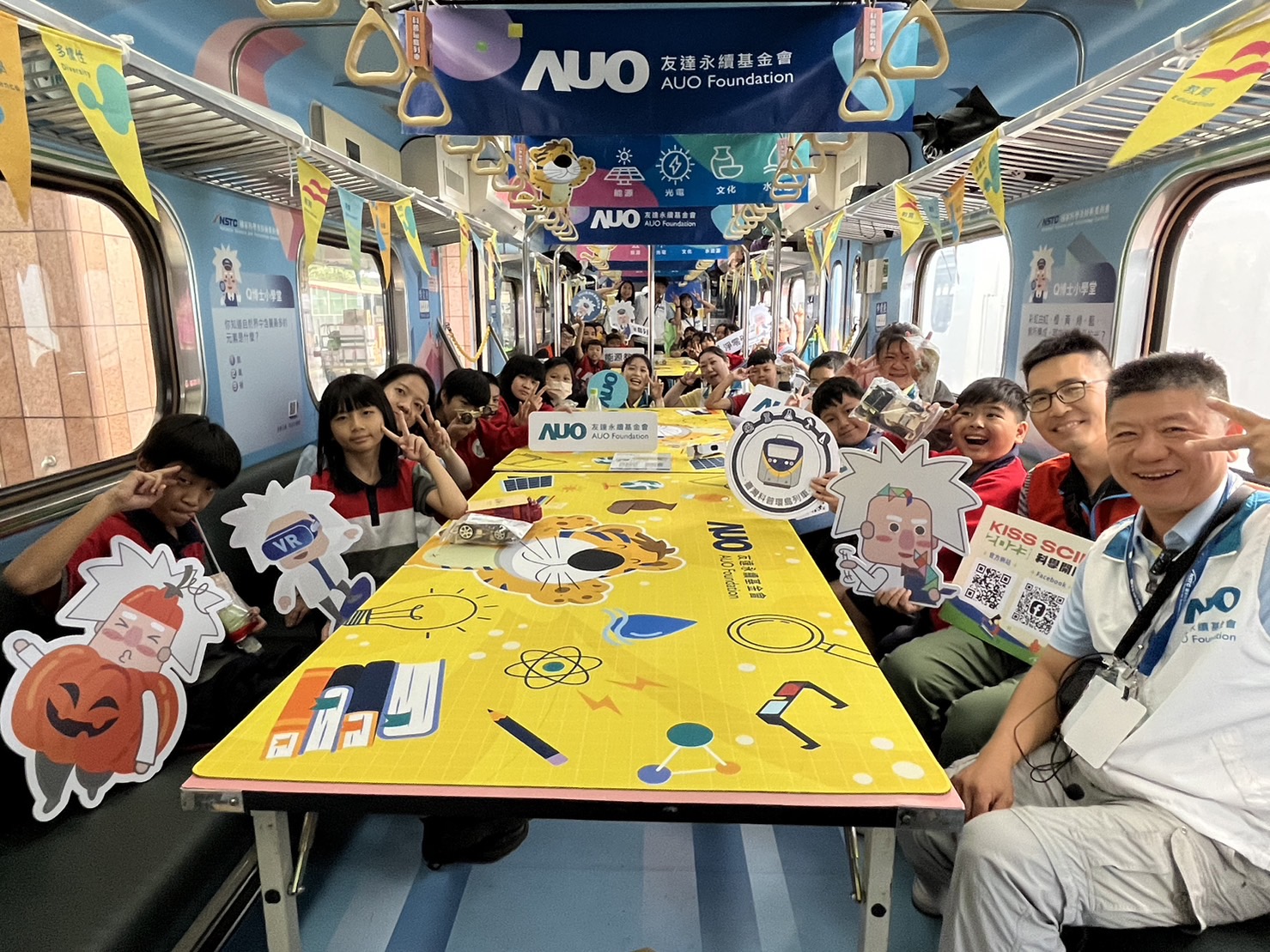pg电子永續基金會參與「臺灣科普環島列車」，設計基礎科學車廂課程，以「淨零碳排和永續能源」為主題，讓學生透過創意實驗認識淨零知識，以及思考生活中的減碳行為